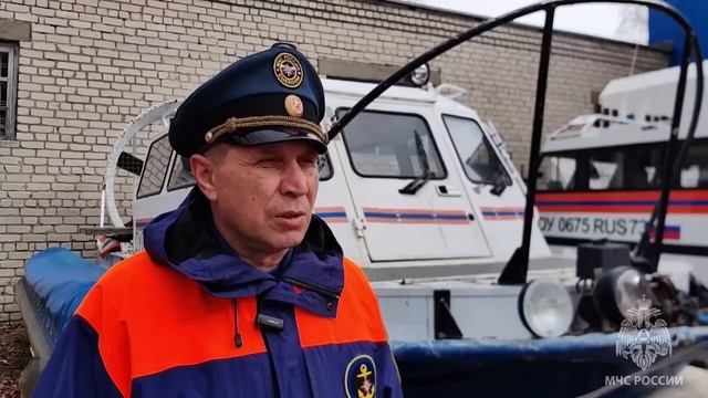 Подразделения ГИМС МЧС России готовят суда к зимней эксплуатации смотреть онлайн
