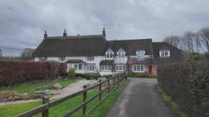 Неподвластная времени красота Спокойная прогулка по маленькой традиционной английской деревушке