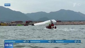 Грузовой самолет упал в море при посадке в аэропорту Гонконга: кадры с места ЧП