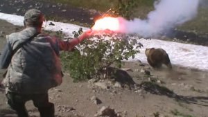 Нападение медведя на "неандертальцев".