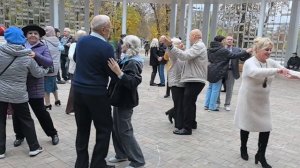 И не бывает слишком поздно для любви... 19.10.25...