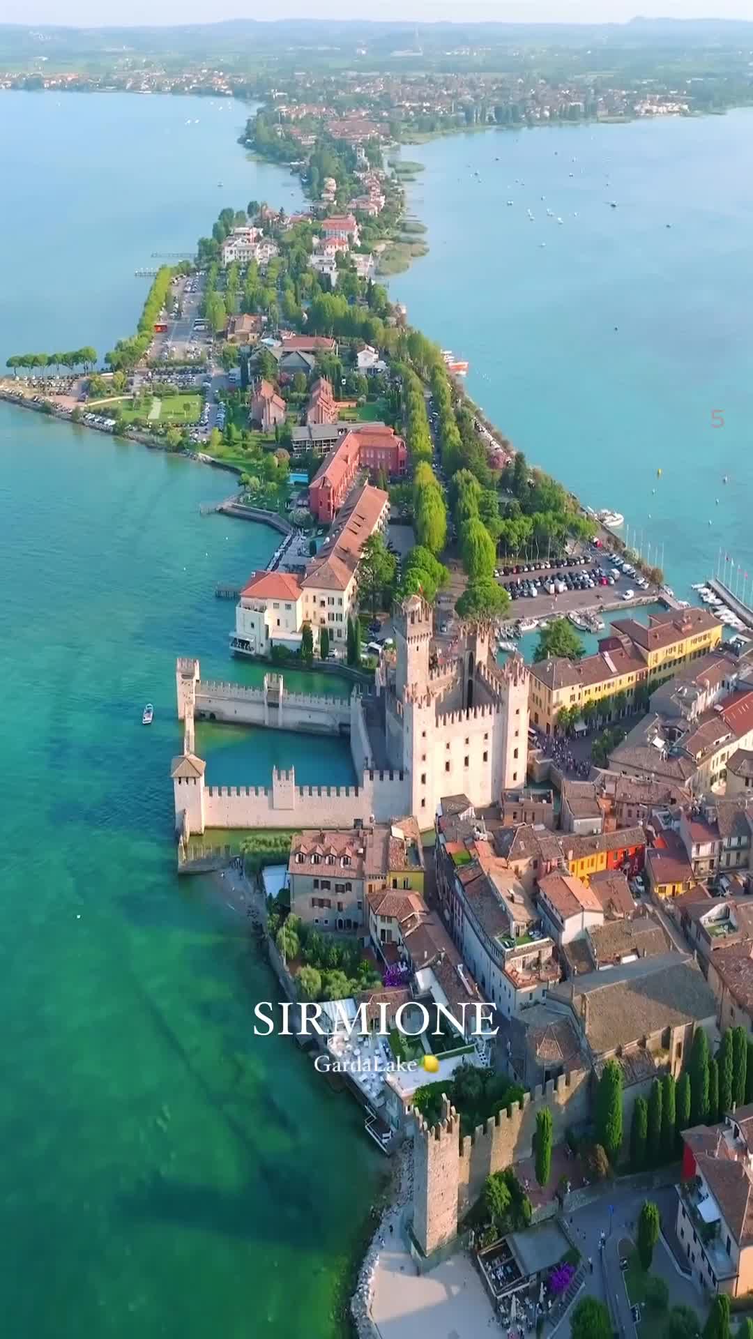 Город Сирмионе находится на узком полуострове озера Гарда и славится своими термальными источника... смотреть онлайн