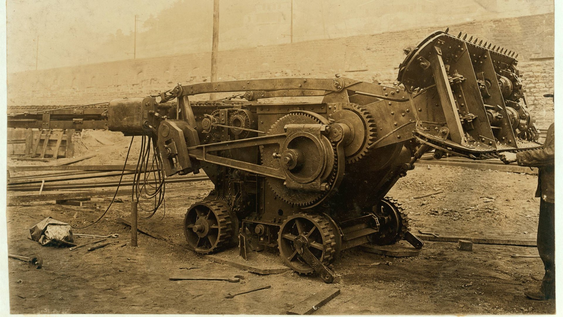 Шахтеры наткнулись в туннеле на древний механизм смотреть онлайн