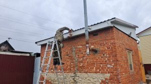 Мужик поставил водосточную систему с маркетплейса, исправляю косяки продавца