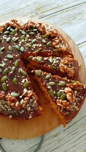 Тыквенный пирог с варёной сгущёнкой, орехами и изюмом! Готовит мама.