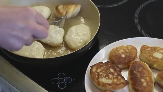 Пышные оладьи на кефире - простой рецепт! смотреть онлайн