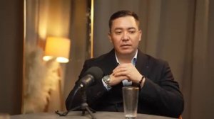 Женщина командует дома а мужчина на улице