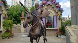 Замок рыцари и дракон на крыше площадка фестиваля Московские сезоны.