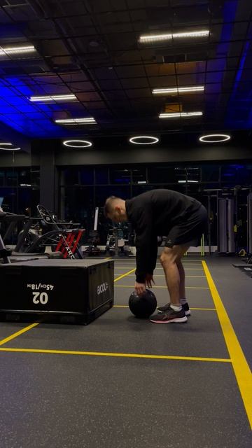 Бросок мяча сверху вниз + запрыгивание на короб