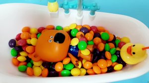 мимимишка купаеться в конфетах 🍭🍬 видео для детей