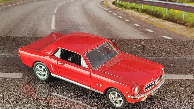 FORD MUSTANG