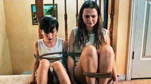 Мужчина 3652 дня держит НА ЦЕПИ всю семью, запрещая МЫТЬСЯ, ЕСТЬ и выходить НА УЛИЦУ