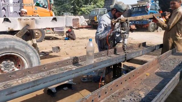 Восстановление самосвала Nissan, ремонт шасси смотреть онлайн