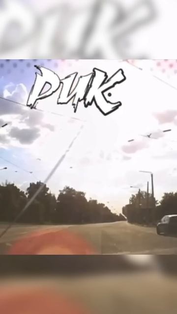 Дрон спокойно летает и разглядывает исключительно военные цели и не атакует гражданскую технику. смотреть онлайн