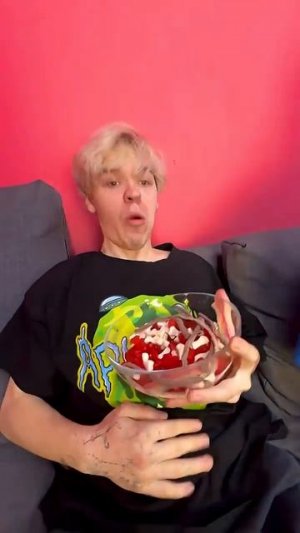 Я уговариваю своего друга съесть мармелад Лава Лава