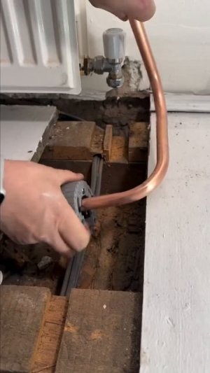 Теперь трубы в полу будут функционировать так, как и положено.