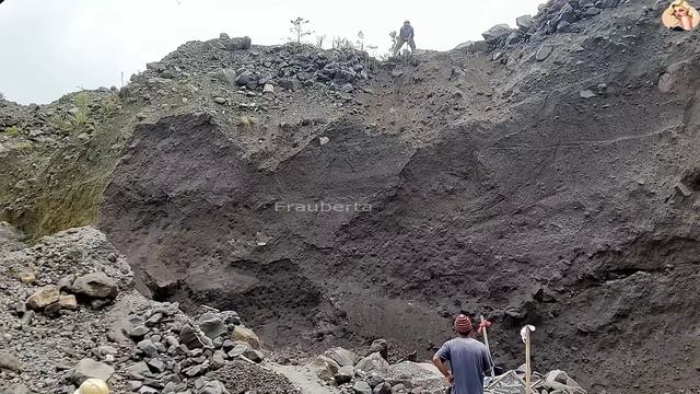 Строительство, шахтёры сбивают камни со стен карьера смотреть онлайн