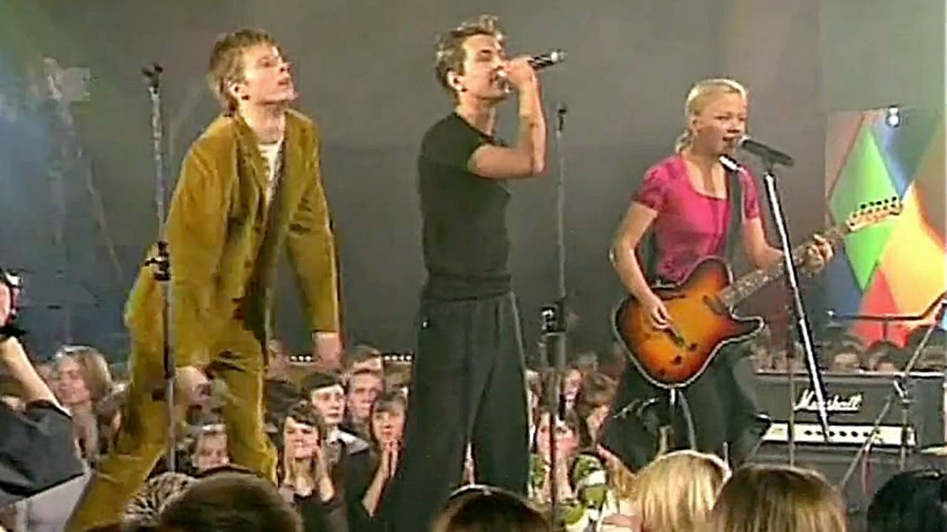 Матч-Реванш - НАШЕ ВРЕМЯ vs группа АМЕГА с песней СТОЮ НА КРАЮ :1998: смотреть онлайн