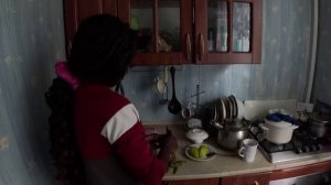 Африканка в России пробует Квас, Манку, Киви,  Глазированный сырок, колбасу, глупцы