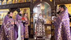 Митрополит Игнатий совершил Божественную литургию в Крестовоздвиженском храме города Хвалынска
