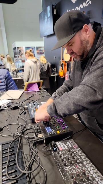 Ещё сегодня поиграл свой Acid House Live на железках, на стенде бренда Arturia Сетап - Elektron смотреть онлайн