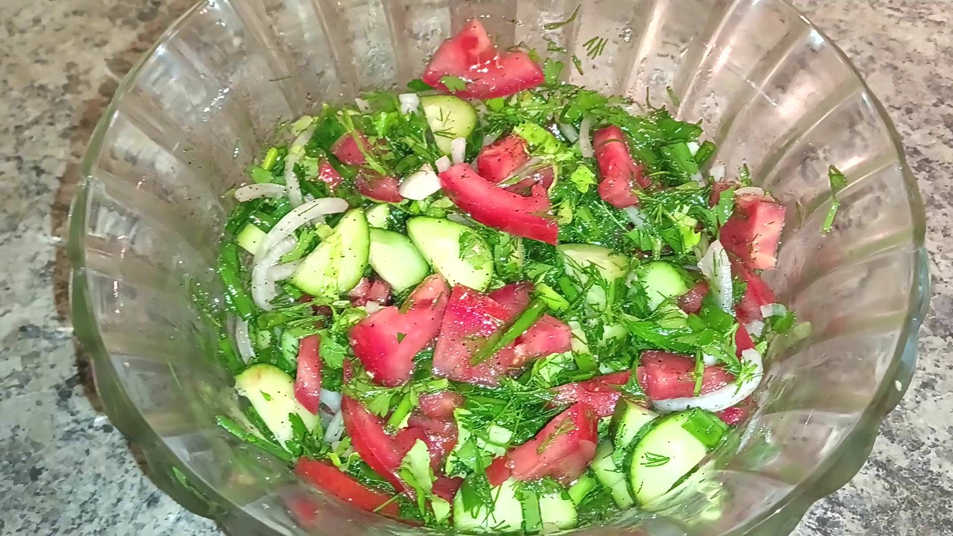 Рецепт легкого, вкусного, освежающего, салата. Какой вкусный салат приготовить на ужин? смотреть онлайн