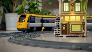 Игрушечный лего поезд едет по железной дороге со стрелками / Красивое видео залипалка для детей