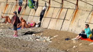 Осень по-Крымски. Туристы загорают и купаются в октябре.