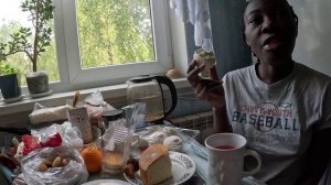 Африканка Анн пробует чебуреки нектарины персики зефир и маринованные огурцы в России пюрешку домашн