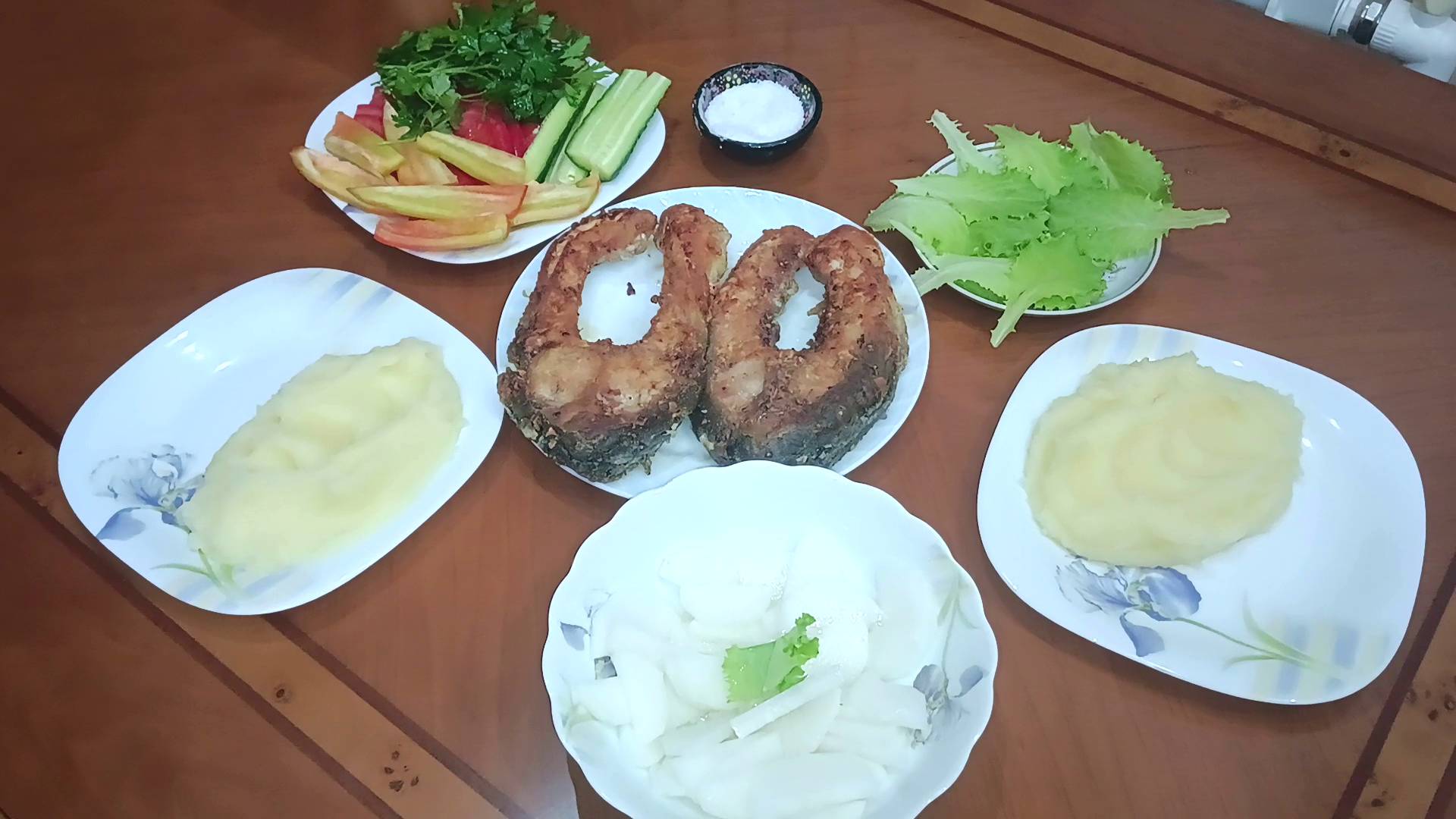 Быстро приготовил вкусный ужин. Жареная рыба с пюре, овощами и зеленью. смотреть онлайн