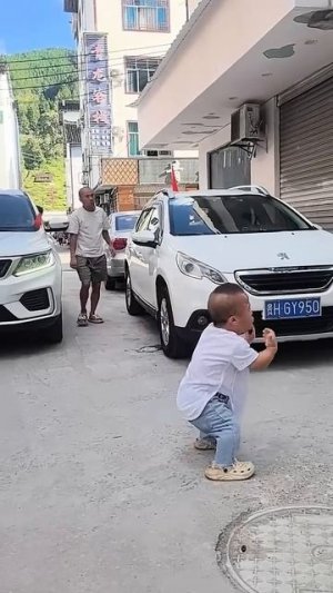 Контролирует движение