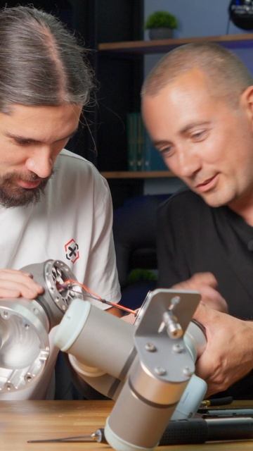 Под корпусом кобота: роборука UR3 — что внутри промышленного робота? Скоро на канале AXYLABZ