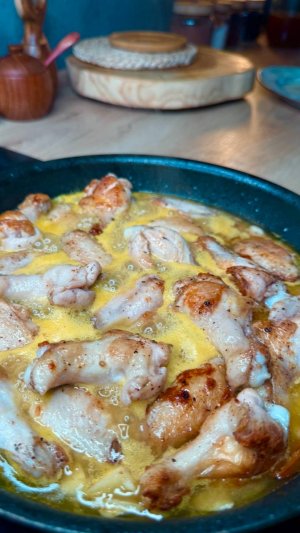 Куриные крылья в апельсиновой глазури на сковородке