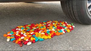 Машина давит предметы колесом! Эксперименты с колесом! Давим разноцветные конфетки 😃 Залипалка ASMR