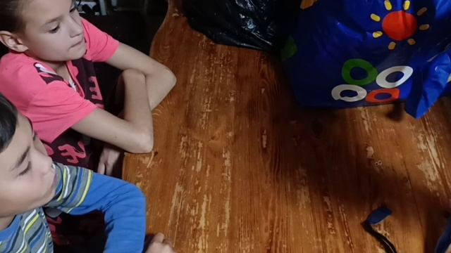 Распаковка огромной посылки/ Обзор посвлки от Лилии/Дети рады! смотреть онлайн