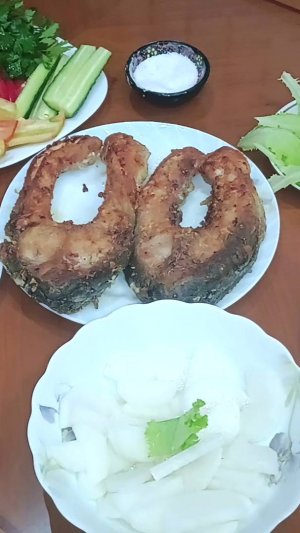 Жареная рыба с пюре, овощами и зеленью. Быстро приготовил вкусный ужин.