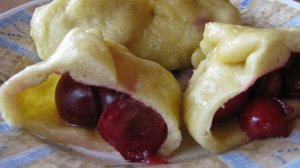 Паровые вареники с вишней