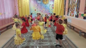 Танец "Разнацветные листочки"
Осенний праздник.