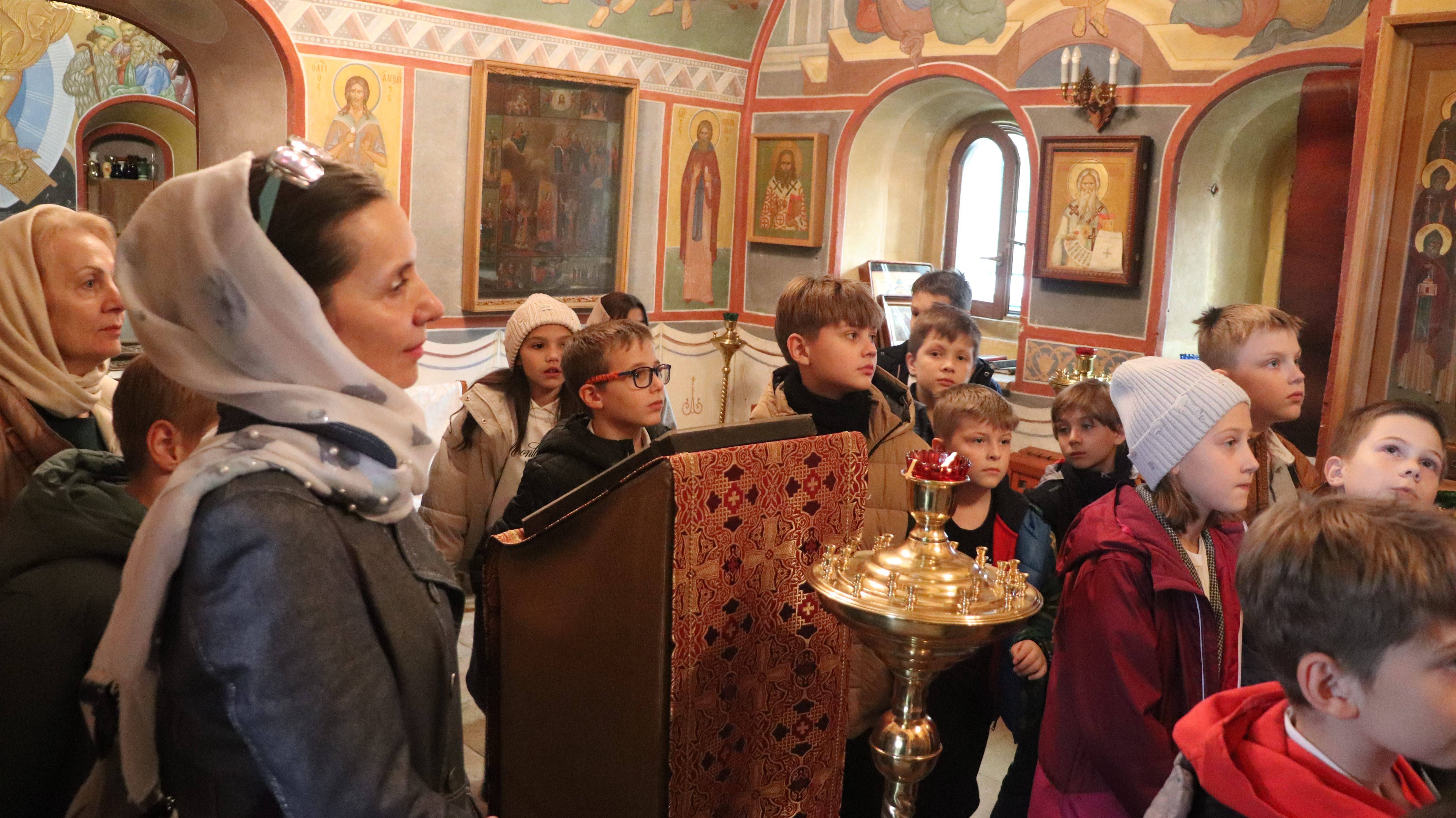 Школа "МОРОЗКО" на экскурсии в музее и Школе Иконописи при Храме Святителя Николая Чудотворца смотреть онлайн