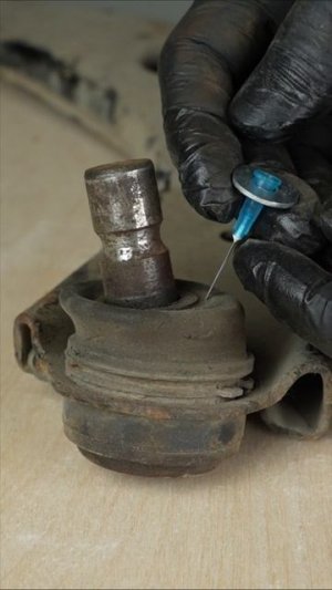 Запомни эту хитрость по смазке скрытых полостей