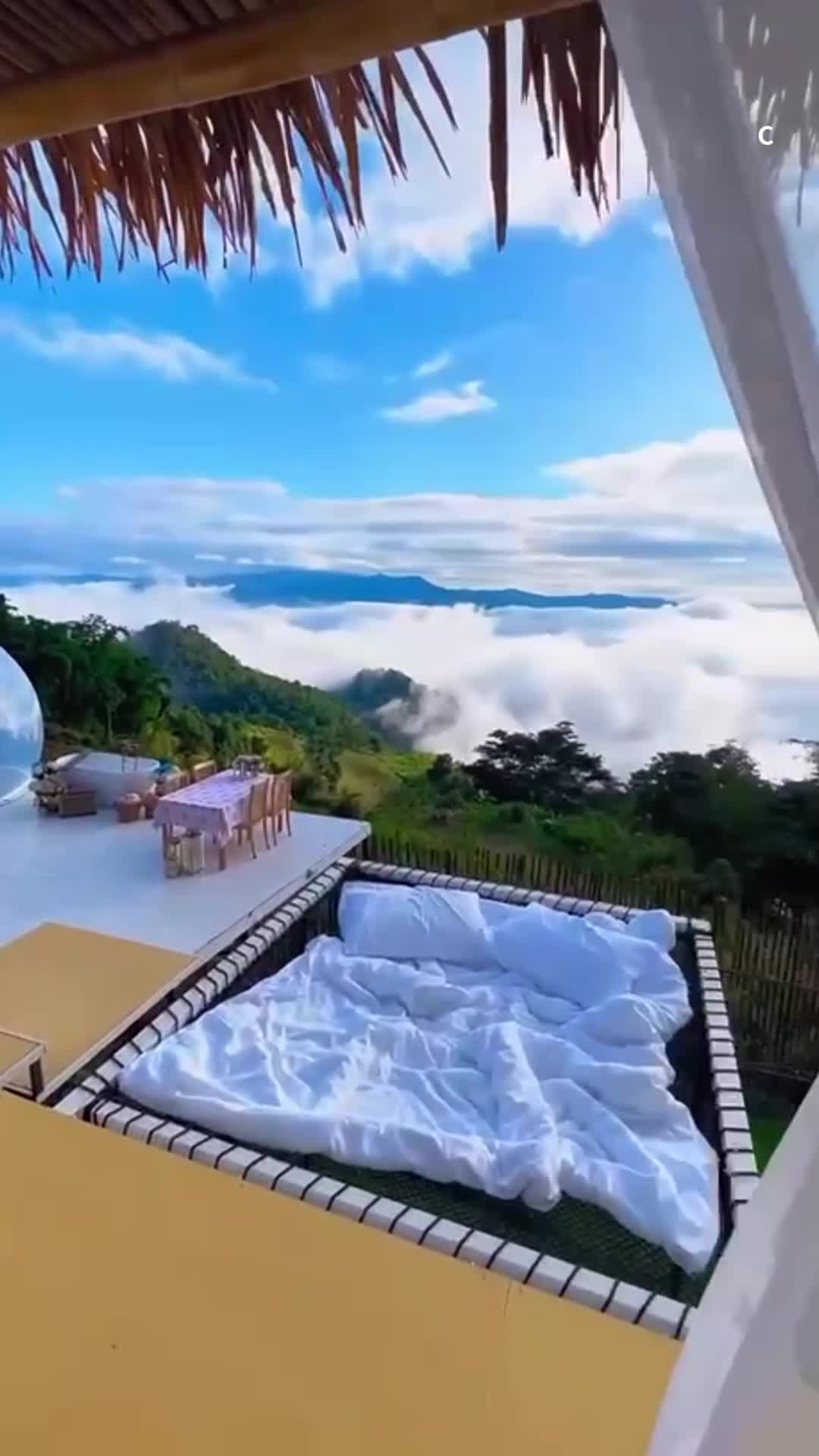 В этой стране утро начинается с запаха морского воздуха и пения цикад. Солнце нежно окрашивает па... смотреть онлайн