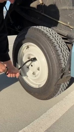 Как легко поменять колесо на Citroen DS