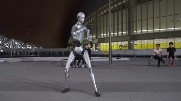 Человекоподобный робот Unitree H2 танцует как человек