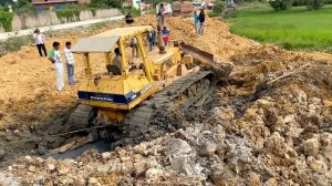 Бульдозер Коматсу D60 застрял в грязи.