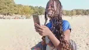 Африканка хочет опробовать Российский пляж в прямом эфире!
