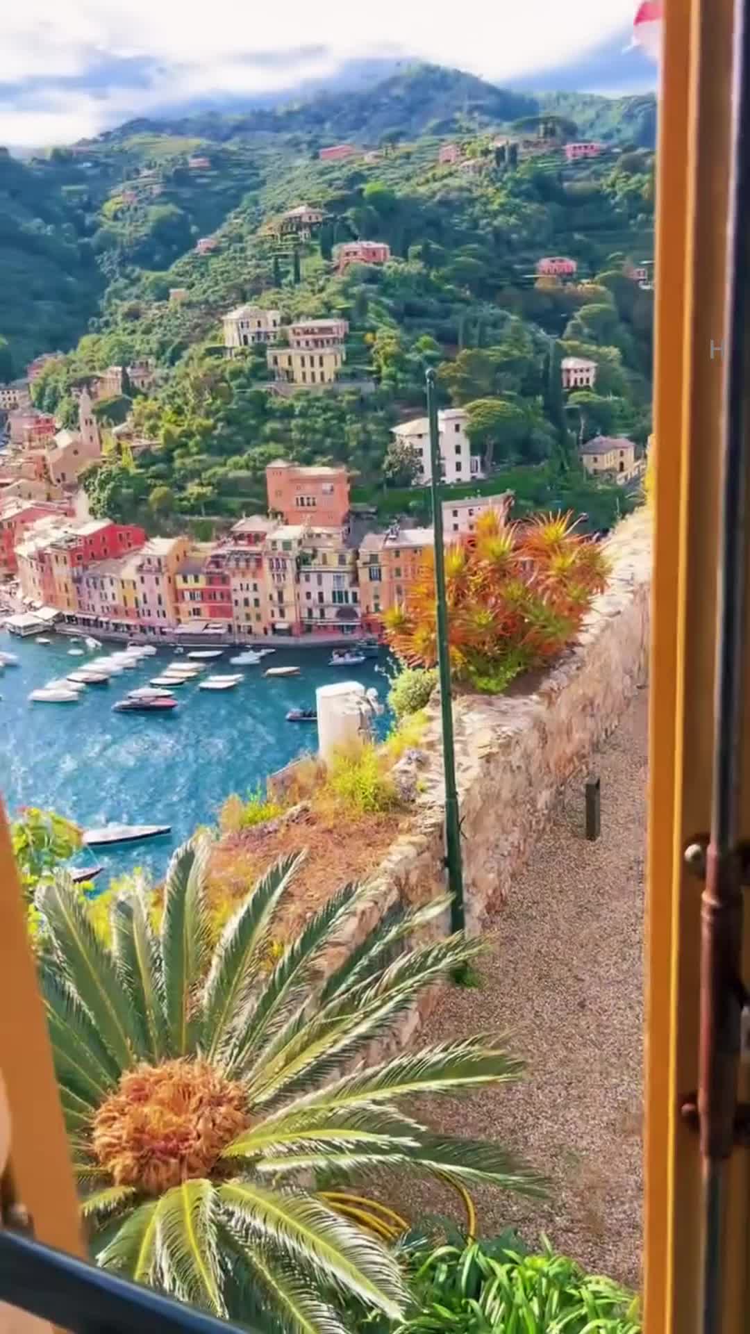 В Портофино город называют "игрушечным", но именно в этой небольшой размеренности заключается его... смотреть онлайн