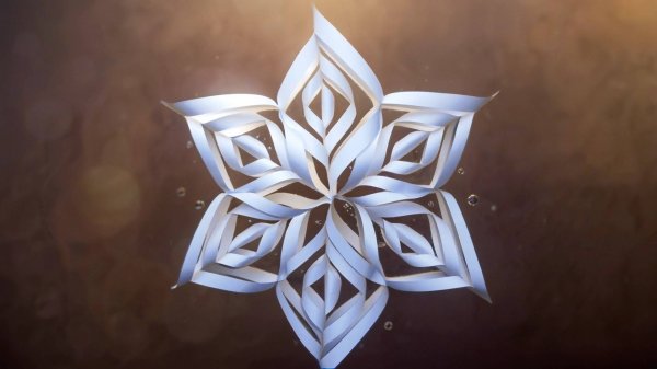 Большая объемная снежинка из бумаги