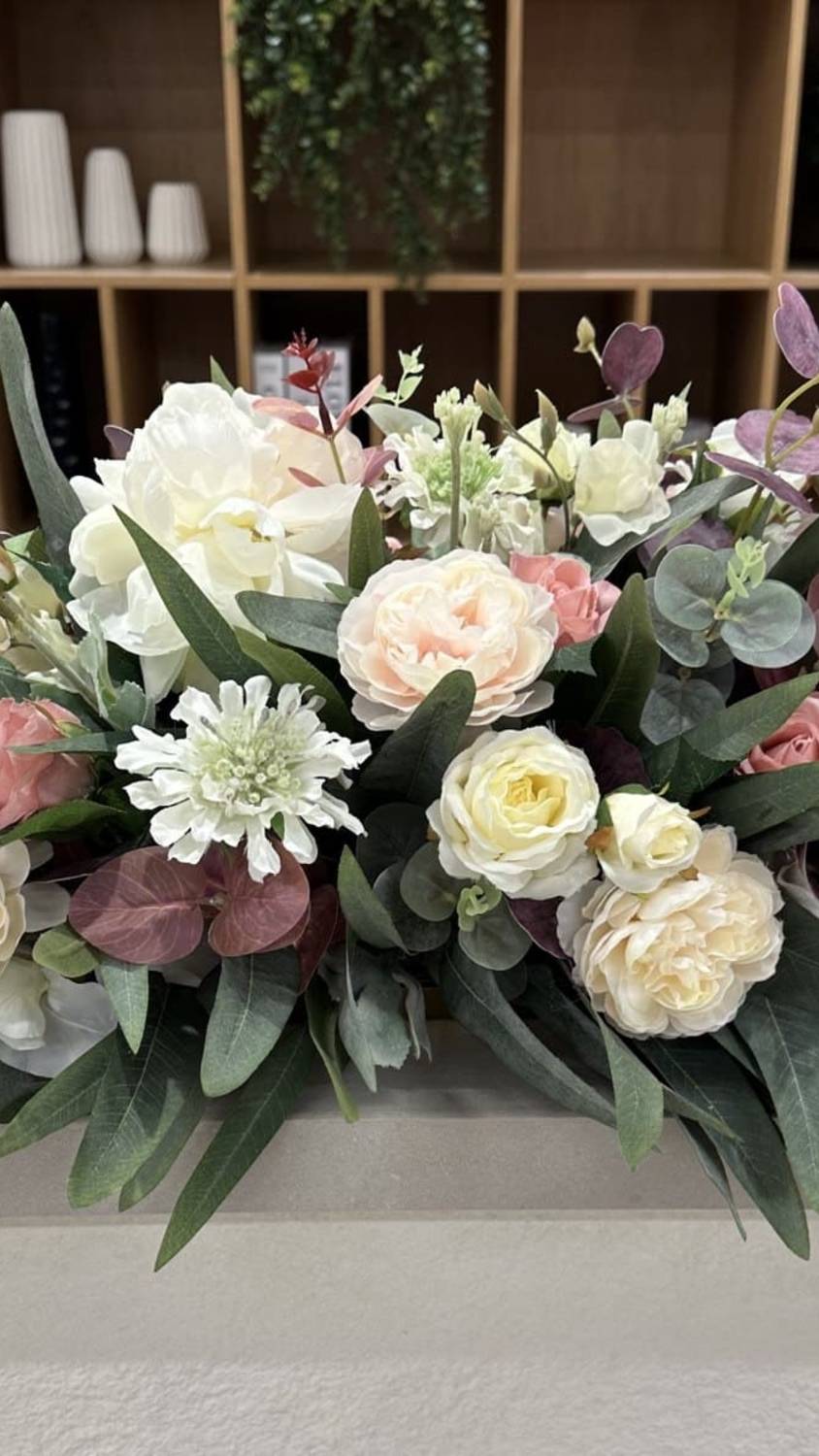 Композиция из искусственных цветов на ресепшен.