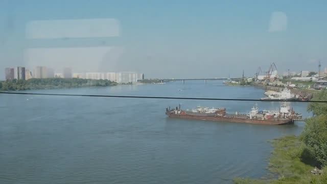 На мосту через Обь в Новосибирске - вид из окна поезда на северную сторону. смотреть онлайн