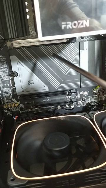 Волшебный по эффективности радиатор SSD M2 от Gigabyte X870 GAMING X WIFI7 смотреть онлайн